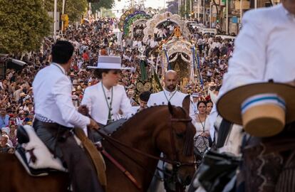 Más de 10.000 peregrinos acompañan al Simpecado de la Hermandad de Huelva a su salida hacia la aldea almonteña de El Rocío (Huelva).