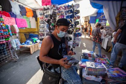 Un vendedor de películas en el barrio de Tepito.