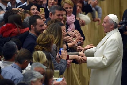 El Papa este jueves con empleados del Vaticano.