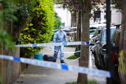 Un operario tras el cordón policial en Kentish Town, cerca de la vivienda del primer ministro, Keir Starmer, este lunes.