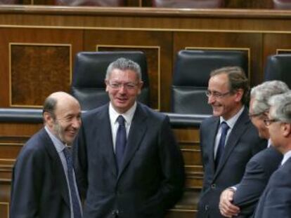 Gallard&oacute;n conversa en el hemiciclo con Rubalcaba en presencia de otros diputados.