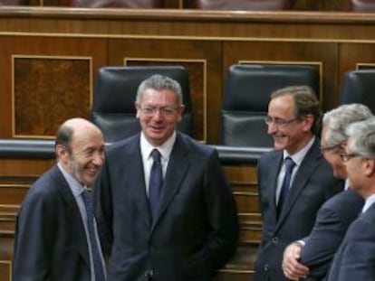 Gallard&oacute;n conversa en el hemiciclo con Rubalcaba en presencia de otros diputados.