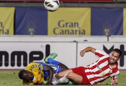 Charles pelea por un bal&oacute;n ante Atouba, de Las Palmas.