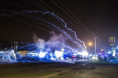 La policía lanza gases lacrimógenos para dispersar la protesta por la muerte del joven Michael Brown, que sembró el caos en Ferguson este domingo.