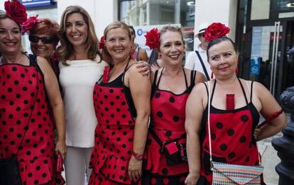 Susana Díaz posa con unas mujeres en la Feria de Málaga.