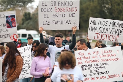 Familiares de victimas mortales por el uso de fentanilo contaminado, participando en una manifestación frente al Hospital Italiano de La Plata, Argentina, el pasado 31 de julio.