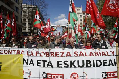 Los secretarios generales deUGT y CC OO en Euskadi, Raúl Arza y Unai Sordo, en el centro, encabezan la manifestación en Bilbao con motivo del Primero de Mayo.