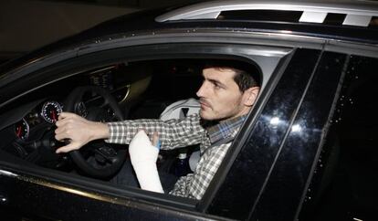 Casillas, anoche a la salida del hospital.