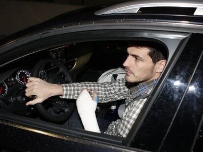 Casillas, anoche a la salida del hospital.