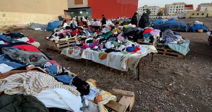 Mercado de ropa de segunda mano en Beni Enzar, junto a la frontera con Melilla, el pasado 31 de enero.