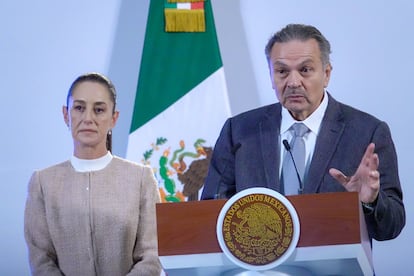 Octavio Romero Oropeza, director general del Instituto del Infonavit, habla este lunes en la conferencia matutina en el Palacio Nacional.