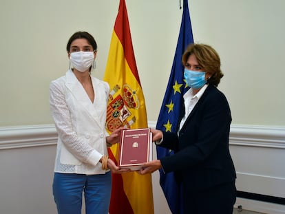 La ministra de Justicia, Pilar Llop, recibe de manos de la Fiscal General del Estado, Dolores Delgado, la Memoria Fiscal 2020.