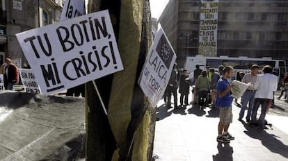 Varios carteles colocados por jóvenes acampados en la puerta del Sol.