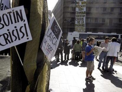 Varios carteles colocados por jóvenes acampados en la puerta del Sol.