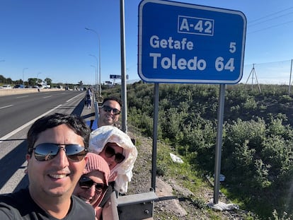 Un grupo de turistas camina hasta Getafe por el apagón masivo, el 28 de abril de 2025. Fotografía cedida por Carmen Escriu.