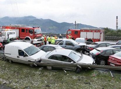 Hasta 54 vehículos se han visto implicados en una colisión múltiple en la A-8 a la altura de Muskiz (Vizcaya). El accidente ha dejado al menos 27 heridos, todos ellos con pronóstico reservado.