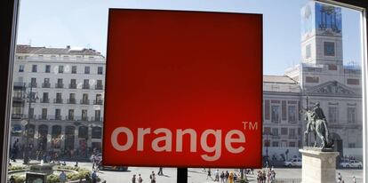 Logotipo de Orange en su tienda de la Puerta del Sol de Madrid.