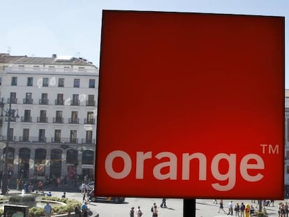Logotipo de Orange en su tienda de la Puerta del Sol de Madrid.