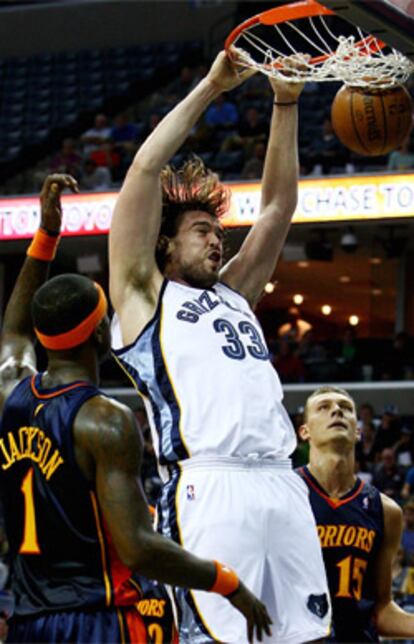 El pivot español de los Grizzlies machaca la pelota ante la mirada de los jugadores de los Warriors.