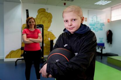 Pablo, en tratamiento por leucemia mieloide aguda, acude siempre al entrenamiento acompañado por su madre, Anabel (al fondo). Es su fiel compañera de batallas.