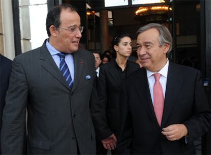 Antonio Guterres, Alto Comisionado de la ONU para los refugiados (a la derecha de la imagen), acompañado por el ministro de Asuntos Exteriores marroquí, Taieb Fassi Fihri, el pasado viernes en Rabat