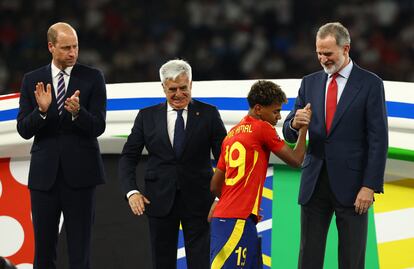 El rey Felipe saluda a Lamine Yamal durante la entrega de trofeos. 