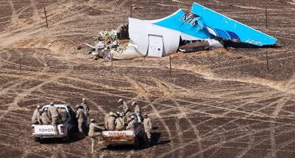 Restos del avión de la compañía rusa Metrojet que trasladaba a 224 pasajeros rusos desde la localidad balnearia egipcia de Sharm el Sheij a San Petersburgo.