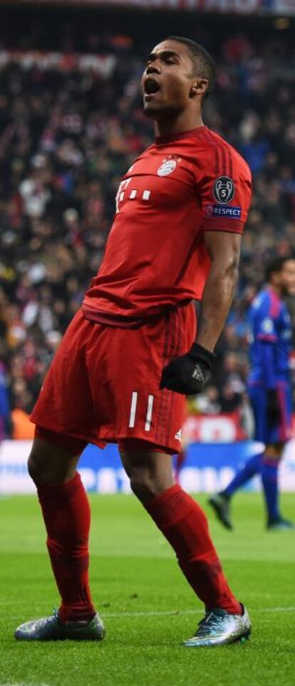 Douglas Costa celebra su gol.