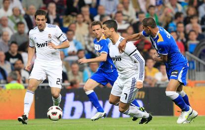 Higuaín ha recuperado su posición en punto en detrimento de Benzema y Adebayor. En la imagen, pelea junto a Cristiano por un balón.