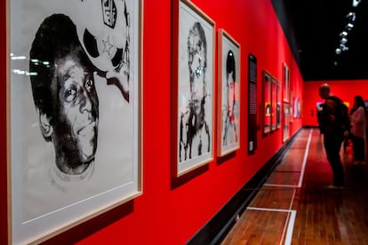 Un ritratto di Pelé realizzato da Warhol nella galleria dedicata agli atleti.