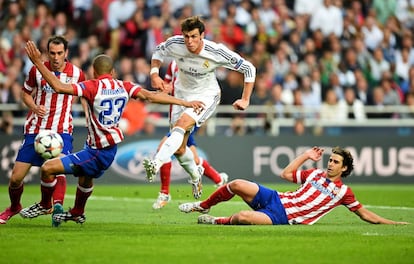 Gareth Bale of Real Madrid dispara a puerta entre presionado por Miranda y Tiago del Atl&eacute;tico de Madrid.