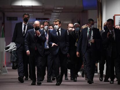 Scholz (primero por la izquierda) y Macron (al lado) antes de una conferencia de prensa conjunta, el pasado 17 de diciembre en Bruselas.