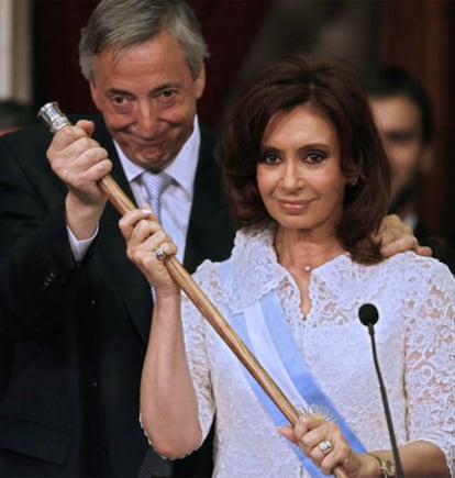 Cristina Fernández de Kirchner, con su esposo, Néstor, durante su toma de posesión como presidenta en diciembre de 2007.