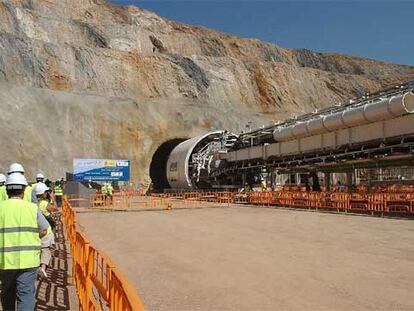 Una de las cinco tuneladoras que perforarán Pajares para conectar Madrid, Gijón y León con una línea férrea de alta velocidad.