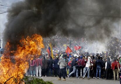 Manifestantes antigubernamentales protestan contra el presidente Lenin Moreno y sus políticas económicas, en Quito. 