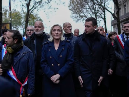 La líder del Reagrupamiento Nacional, Marine Le Pen, en la marcha en París contra el antisemitismo, este domingo.