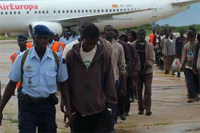 Los senegaleses repatriados que llegaron ayer por la tarde a San Luis, escoltados por gendarmes.