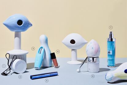<b> Ojos</b> <br><b>1.</b> SMK Eyelash Curler, de Shiseido. Para curvar cualquier tipo de pestaña. 25 euros (venta exclusiva en El Corte Inglés). <b>2.</b> Glacial White Caviar Precious Eye Cream, de Miriam Quevedo. Crema correctora para el contorno de ojos que previene y ayuda a reducir las arrugas, disminuye ojeras y bolsas, y crea un efecto lifting. 135 euros. <b>3.</b> IRIS, de Foreo. Masajeador que combate la apariencia de los signos de la edad y la fatiga en la zona del contorno de ojos. 139 euros. <b>4.</b> Ombre Première Laque, tono Rising Sun, de Chanel. Sombra en crema con reflejos metálicos. 34 euros. <b>5.</b> Máscara Wonder Perfect 4D Waterproof, de Clarins. A prueba de agua, sudor y lágrimas. 31 euros. <b>6.</b> White Caviar Eye Extraordinaire, de La Prairie. Contorno de ojos iluminador acompañado de una perla cerámica para masajear, calmar y descongestionar la zona, mejorando así la eficacia de la crema. 499 euros. <b>7.</b> Lash Conditioning Cleanser, de Talika. Desmaquillante-tratamiento no graso que elimina cualquier rastro de maquillaje, incluso el resistente al agua, de la zona de los ojos. 19,90 euros.</br>