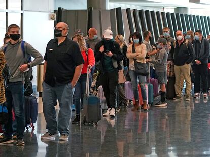Decenas de pasajeros guardan cola en el aeropuerto de Salt Lake City (Estados Unidos).