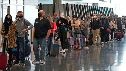 Decenas de pasajeros guardan cola en el aeropuerto de Salt Lake City (Estados Unidos).