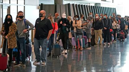 Passengers lining up at Salt Lake City Airport in the US.