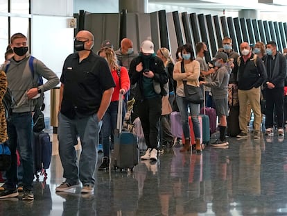 Passengers lining up at Salt Lake City Airport in the US.