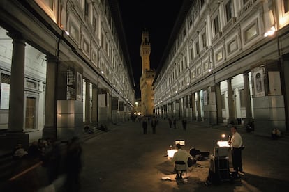 La colección de la Galería de los Uffizi (www.uffizi.com), en Florencia, abarca toda la historia del arte, pero su alma está en los renacentistas; las obras de Botticelli no tienen parangón y merece estar en esa lista de cosas que hay que ver antes de morir. Tan extraordinario como las pinturas de Miguel Ángel, Leonardo, Rafael, Tiziano o Caravaggio es el edifico, un colosal palacio junto al río Arno construido por la familia de los Médici, en el siglo XVI, y unido al Palazzo Pitti, en la otra orilla, por el enigmático Corredor Vasariano.