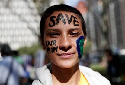 Una estudiante participa en la manifestación de Manhattan, en Nueva York, EE.UU.