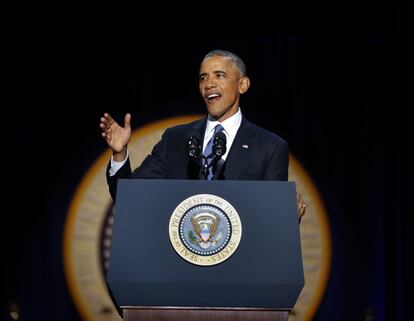 "Después de mi elección, se habló mucho de un Estados Unidos posracial. Esa visión, aunque bienintencionada, nunca fue realista. Porque la raza sigue siendo una fuerza potente y a menudo divisoria en nuestra sociedad", dijo Obama en su último discurso como presidente pronunciado en Chicago, la ciudad donde dio el salto a la política.