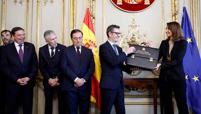 Félix Bolaños recoge la cartera a Pilar Llop, en presencia de los ministros Vicente Guilarte, Luis Planas, Fernando Grande-Marlaska y José Manuel Albares.