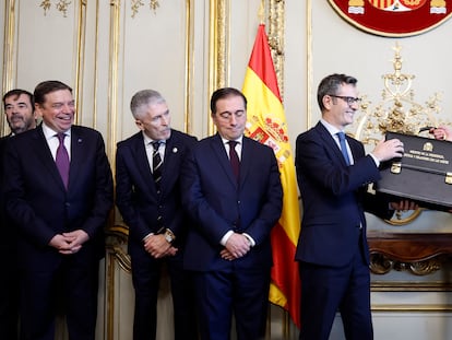 Félix Bolaños recoge la cartera a Pilar Llop, en presencia de Vicente Guilarte, presidente del CGPJ, y los ministros Luis Planas, Fernando Grande-Marlaska y José Manuel Albares.