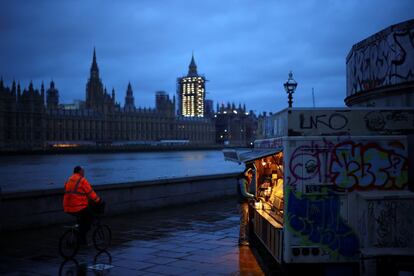 Un empleado prepara un puesto de café, en las orillas del río Támesis a su paso por Londres.