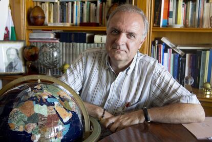 Xulio Ríos, director del Instituto Galego de Análise e Documentación Internacional (Igadi), en su casa de Baiona.