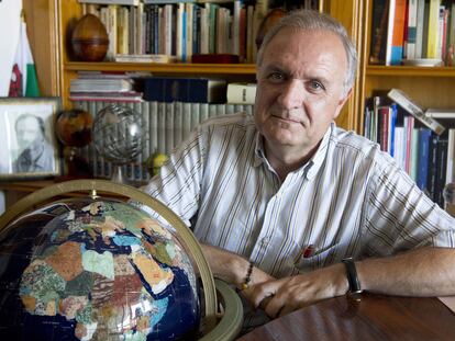 Xulio Ríos, director del Instituto Galego de Análise e Documentación Internacional (Igadi), en su casa de Baiona.